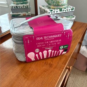 Real Techniques Limited Edition Brush & Cleanse Set - with bag - new